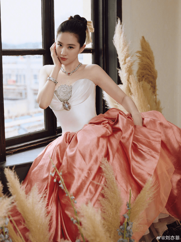 菲承勿扰:与余承东同框,刘亦菲的「绯闻男友」 菲承勿扰:与余承东同框,刘亦菲的「绯闻男友」