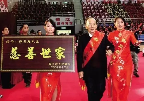 “中国卫生巾之父”去世：捐 10 亿 机场吃泡面