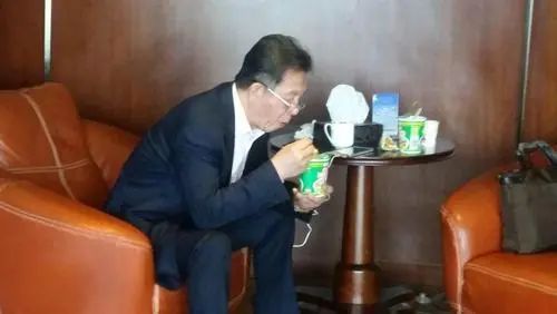 “中国卫生巾之父”去世：捐 10 亿 机场吃泡面