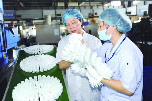 28 岁白手起家 她用叉子撬动美国市场 打破关税围剿