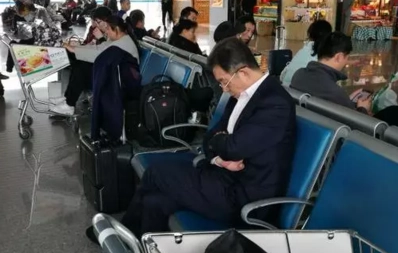 “中国卫生巾之父”去世：捐 10 亿 机场吃泡面