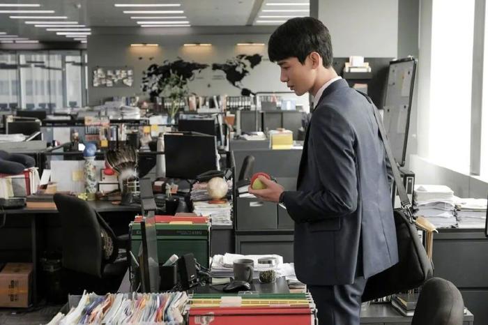 金融行业风光不再？中国这一高薪人群收入腰斩__新浪财经