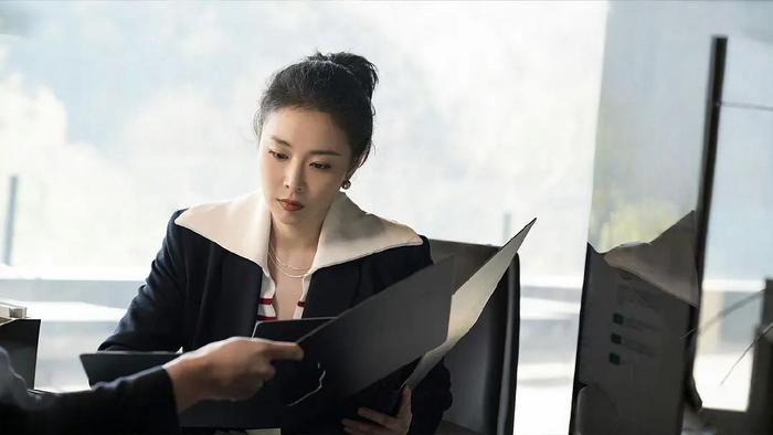 金融行业风光不再？中国这一高薪人群收入腰斩__新浪财经