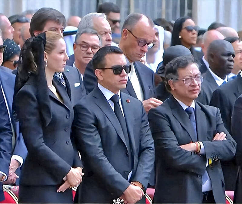 27 岁第一夫人披黑纱亮相 爱马仕太多惹争议