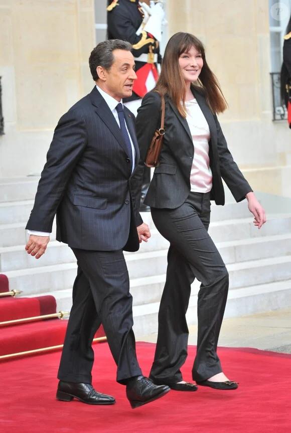 27 岁第一夫人披黑纱亮相 爱马仕太多惹争议