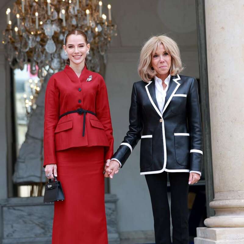 27 岁第一夫人披黑纱亮相 爱马仕太多惹争议