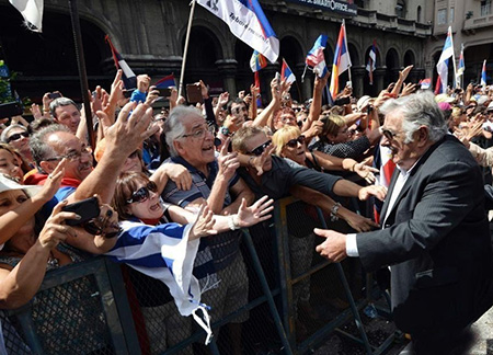 富裕国家的穷总统去世：住板房 开破车