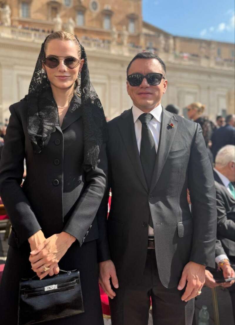 27 岁第一夫人披黑纱亮相 爱马仕太多惹争议