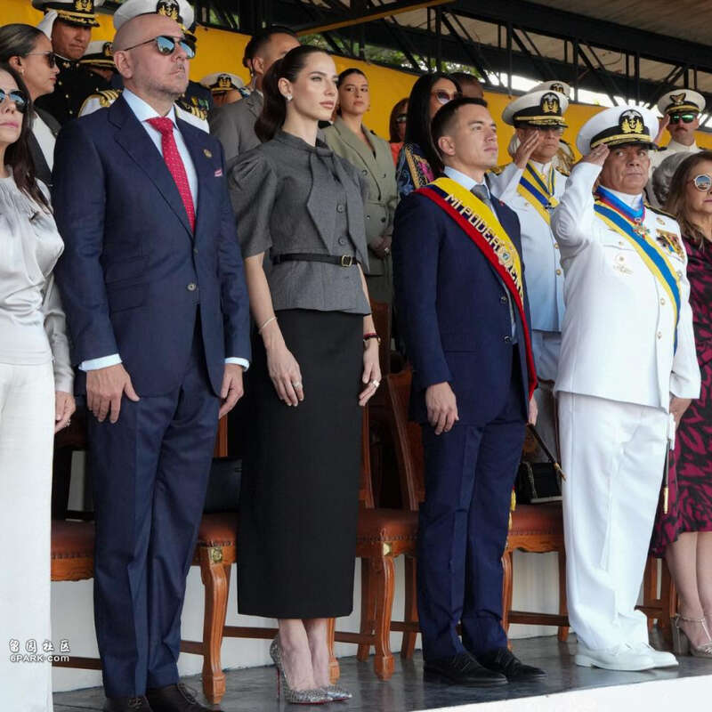 27 岁第一夫人披黑纱亮相 爱马仕太多惹争议